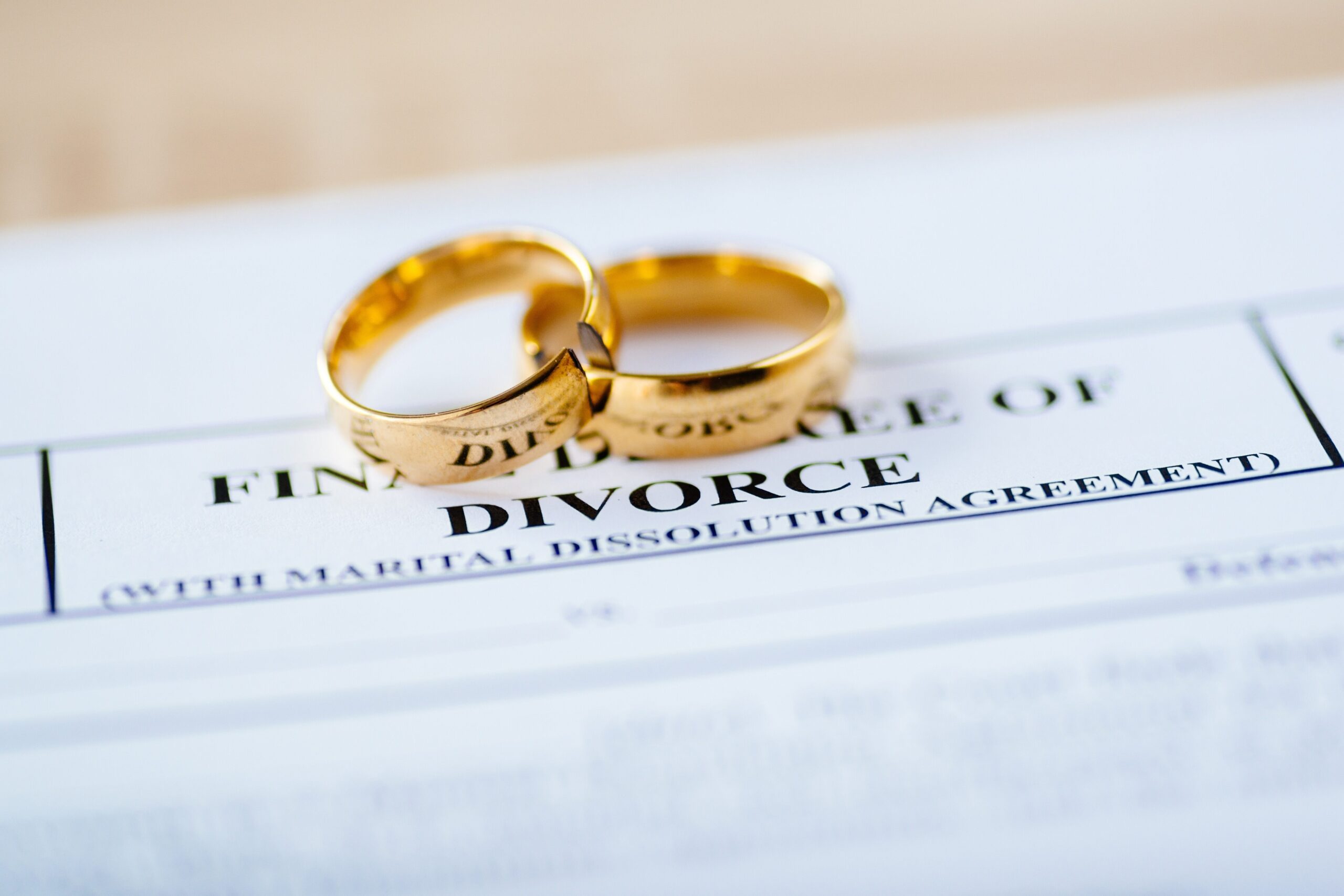 Understanding the Role of a Divorce Lawyer: What to Expect